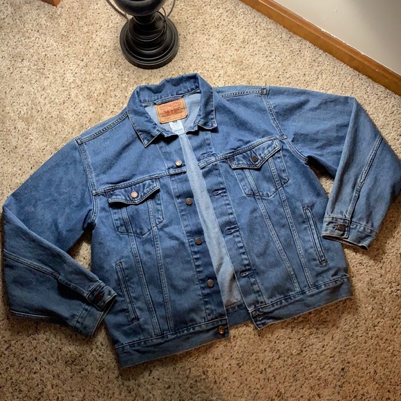 Levi’s Denim/ Jean Standard Trucker Jacket- Large